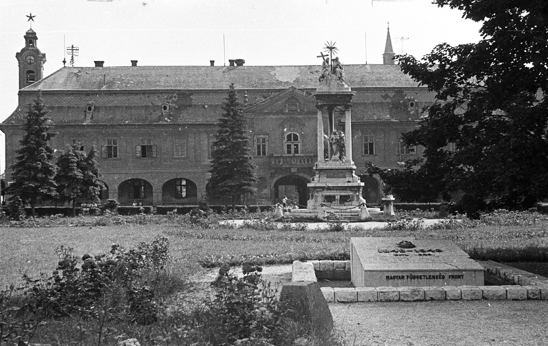 Széchenyi tér, Szentháromság szobor, háttérben a Városháza.