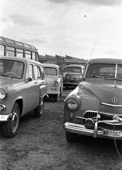 Moszkvics 423, Trabant 500, Škoda 1101, Warszawa M201 típusú személygépkocsik, a háttérben Ikarus 30 típusú autóbusz.