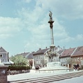 Várkerület, Mária-oszlop, balra a Munkás szobor.