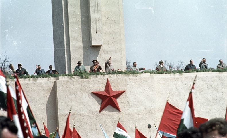 Ötvenhatosok tere (Felvonulási tér), május 1-i felvonulás. A dísztribünön balról az ötödik Dobi István, majd Adrian Nyikolajev szovjet űrhajós, Kádár János, Kállai Gyula.