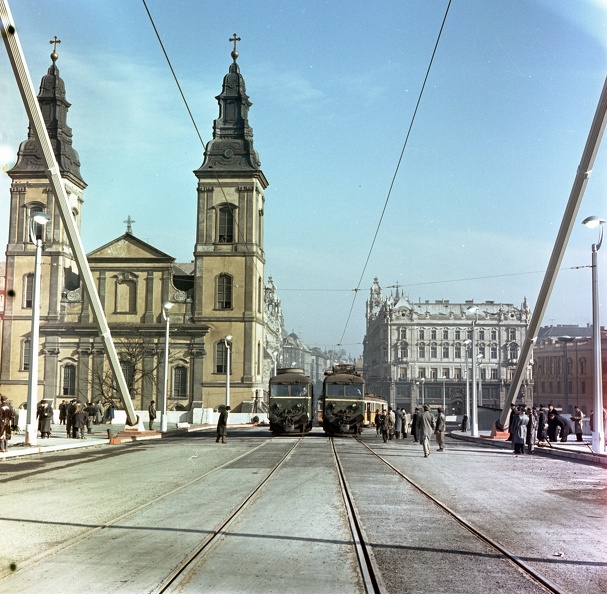 az Erzsébet híd terheléspróbája, pesti hídfőtől a Belvárosi templom és a Szabad sajtó út felé nézve.