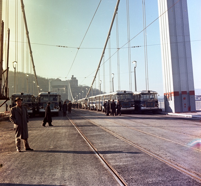 az Erzsébet híd terheléspróbája, a pesti hídfőtől Buda felé nézve.