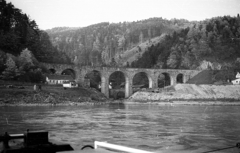 Strudengau, a Duna felső-ausztriai szakasza. Vasúti viadukt a Giessenbach patak felett.