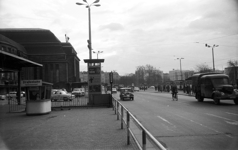 Willy-Brandt-Platz, balra a Főpályaudvar.