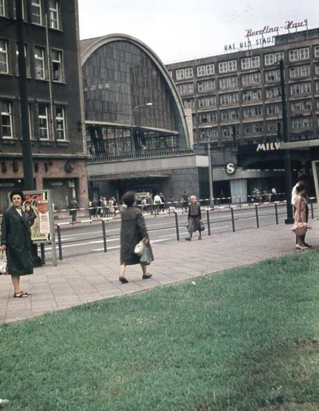 Kelet-Berlin, Karl Liebknecht Strasse, középen az Alexanderplatz pályaudvar.