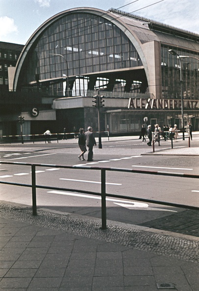 Kelet-Berlin, Alexanderplatz, szemben a térről elnevezett pályaudvar.