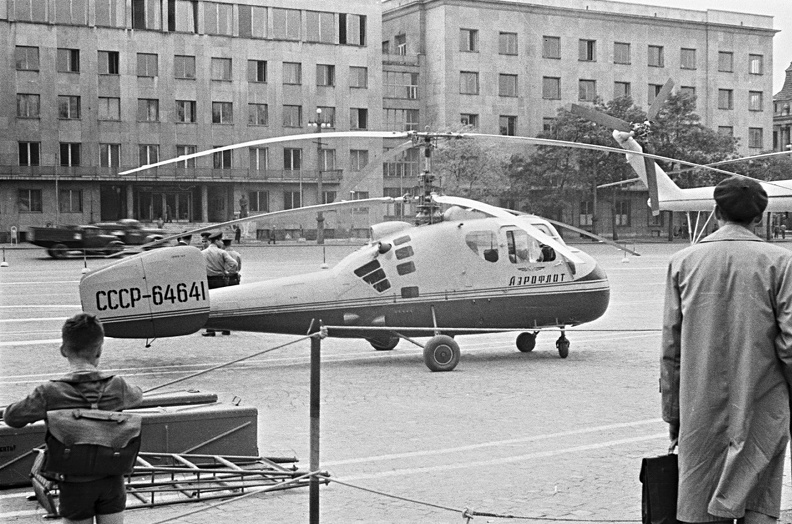 Ötvenhatosok tere (Felvonulási tér), Budapesti Ipari Vásár. Kamov KA-18 típusú helikopter.