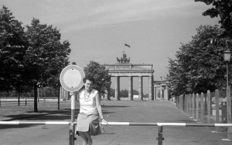 Kelet-Berlin, a Brandenburgi Kapu az Unter den Linden felől nézve.