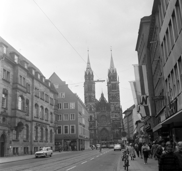 háttérben a Lorenzkirche.