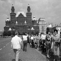 Vörös tér, balra a Kreml, szemben az Állami Történelmi Múzeum. Sor a Lenin mauzóleumhoz.