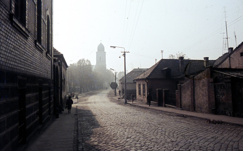 ulica Jána Amosa Komenského az ulica Doktora Herza kereszteződése felől az evangélikus templom felé nézve.