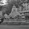 Vörösmarty tér, Vörösmarty Mihály emlékműve.