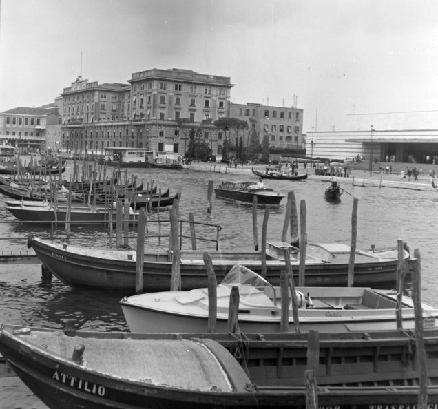 Canal Grande, jobbról a Főpályaudvar épülete.