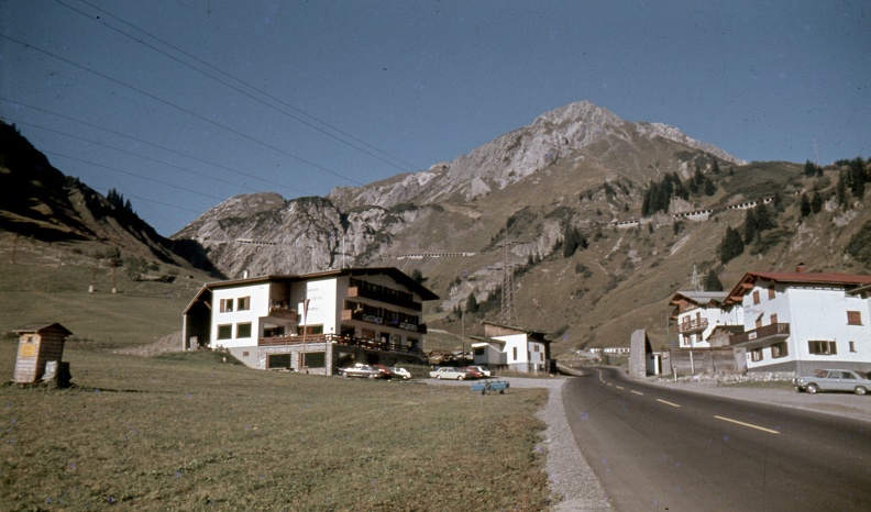 háttérben a hegyoldalban a Flexenstrasse.