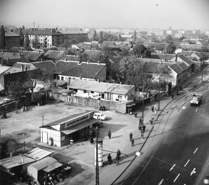 a Szentendrei út eleje a Flórián tér 4-5. számú házból fényképezve.