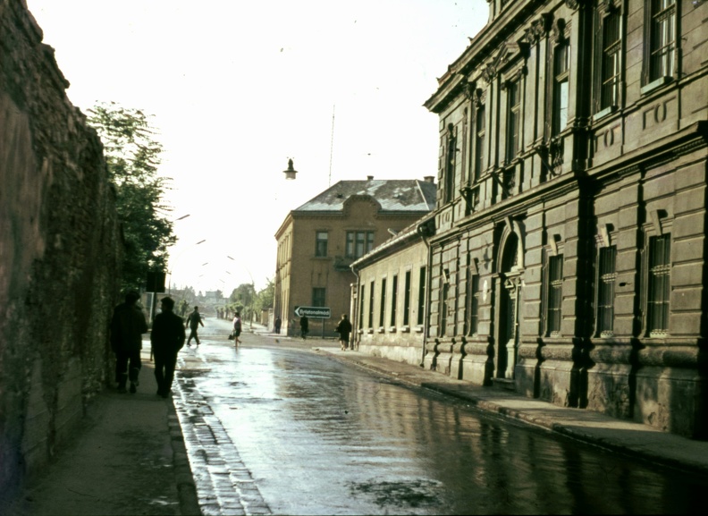 Brusznyai Árpád utca (Bajcsy-Zsilinszky út) az Almádi út felé nézve.