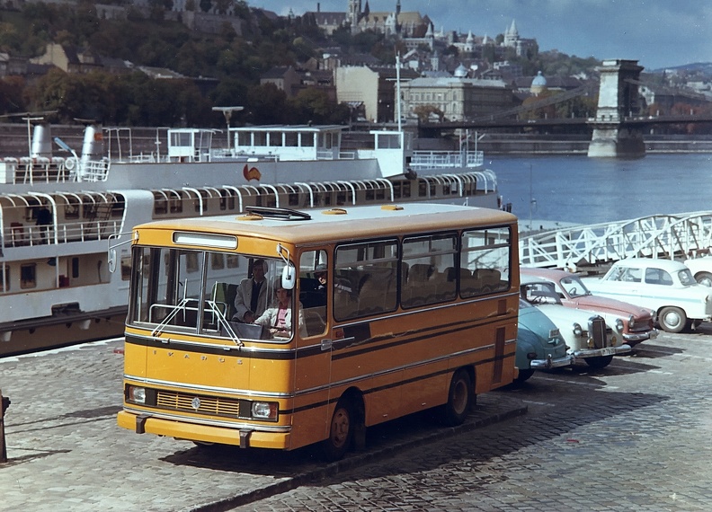 pesti alsó rakpart, Ikarus 663 típusú autóbusz, mögötte a DRUŽBA Csehszlovák üdülőhajó.