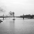 gőzhajó a Dunán és a Szabadság híd az Erzsébet híd felől fényképezve,