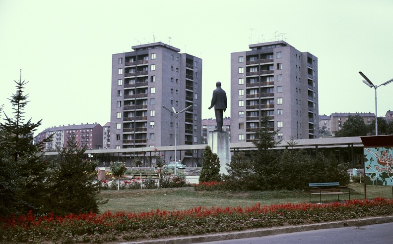 Városház (Lenin) tér, Marton László 1960-ban készített Lenin szobra.