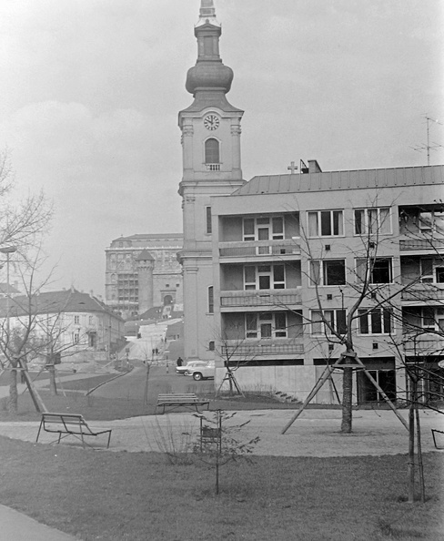 Döbrentei tér, háttérben a Buzogány-torony és a Ferdinánd-kapu.