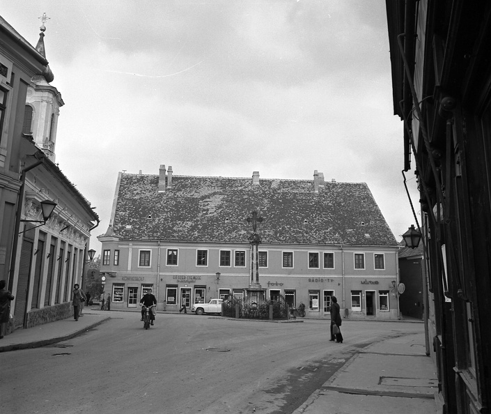 Fő tér a Rákóczi Ferenc utcából nézve, szemben a szerb kereskedőház.