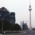 Am Lustgarten - Unter den Linden kereszteződés, balra a Berlini dóm, szemben a TV torony.