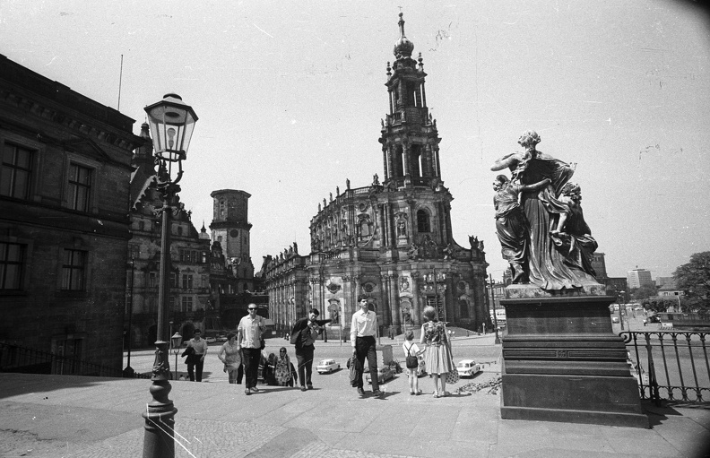 Schlossplatz, a Drezdai Kastély (Residenzschloss) és a Szentháromság Katolikus Főtemplom (Hofkirche).