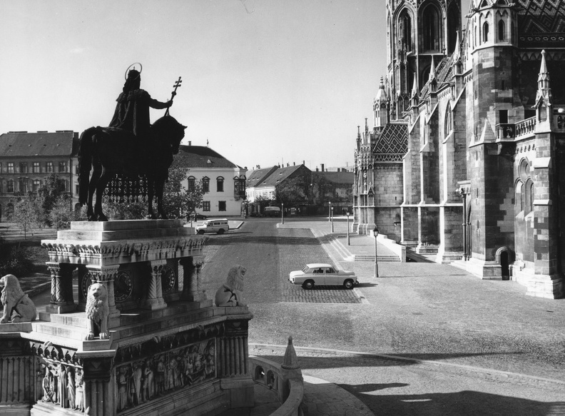 Szentháromság tér, Szent István király szobra a Halászbástyáról nézve. Jobbra a Mátyás-templom.