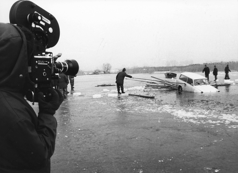 a TV Híradó operatőre a jég alá süllyedt Trabant kiemeléséről készít felvételt.
