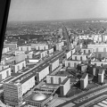 Kelet-Berlin, kilátás a TV toronyból, balra a Karl Marx Allee, jobbra az Alexanderstrasse.