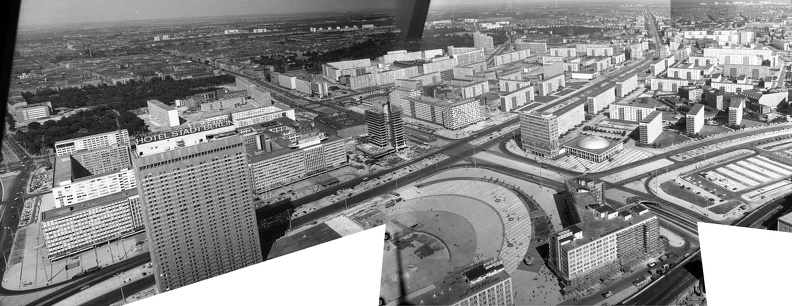 Kelet-Berlin, kilátás a TV toronyból, középen az Alexanderplatz, mögötte a Karl Marx Allee.
