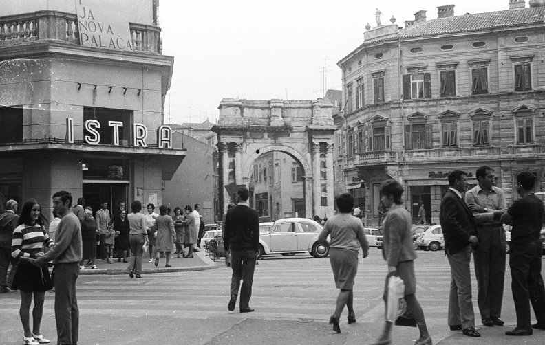 Sergius diadalív (Aranykapu) a Sergijevaca utca elején.