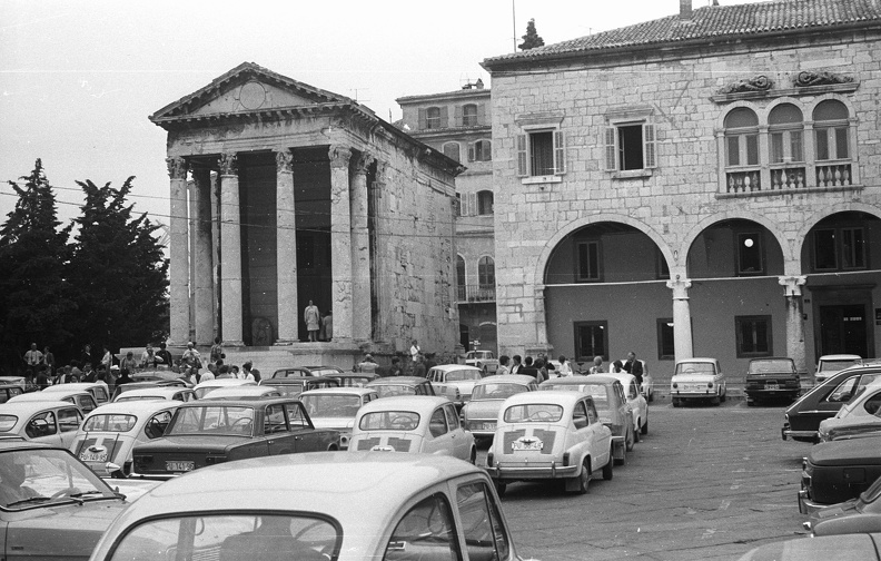 Római fórum, balra az Augustus templom, jobbra a városháza épülete.