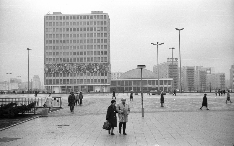 Kelet-Berlin, Alexanderplatz, szemben a Haus des Lehrers.