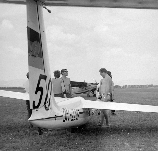 repülőtér, SZD-24 Foka vitorlázó repülőgép, háttérben egy PZL-101 Gawron repülőgép.