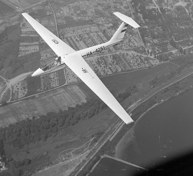 SZD-32 Foka-5 vitorlázó repülőgép. A háttérben a Szentendrei sziget, Surány térsége.