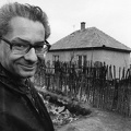 Kemény István szociológus (1925-2008). A kép a Faluszéli házak c. film forgatásakor készült.