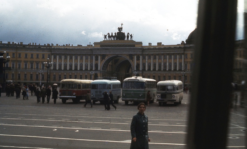 (Leningrád) Palota tér, a Vezérkar épülete a diadalívvel.