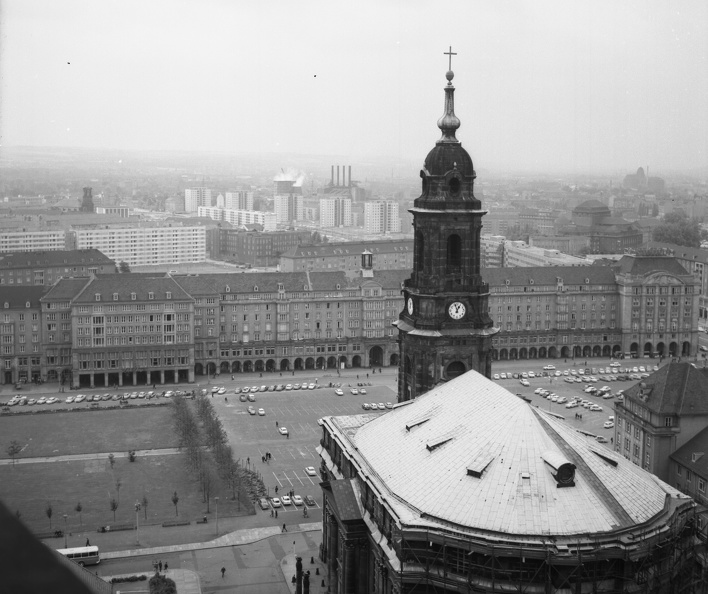 kilátás a Városháza tornyából a Kreuzkirche és az Altmarkt felé.