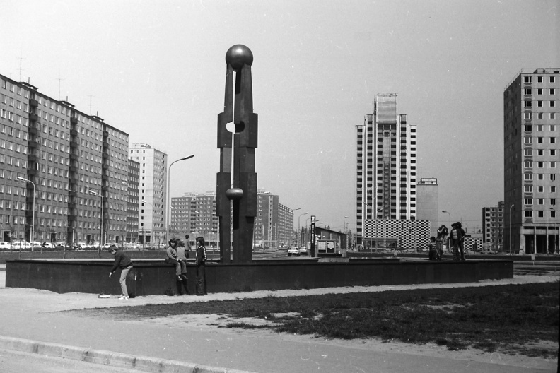 Fő tér. Előtérben a Centenáriumi emlékmű (Varga Miklós, 1973.), Miskolc város ajándéka Újpalotának.
