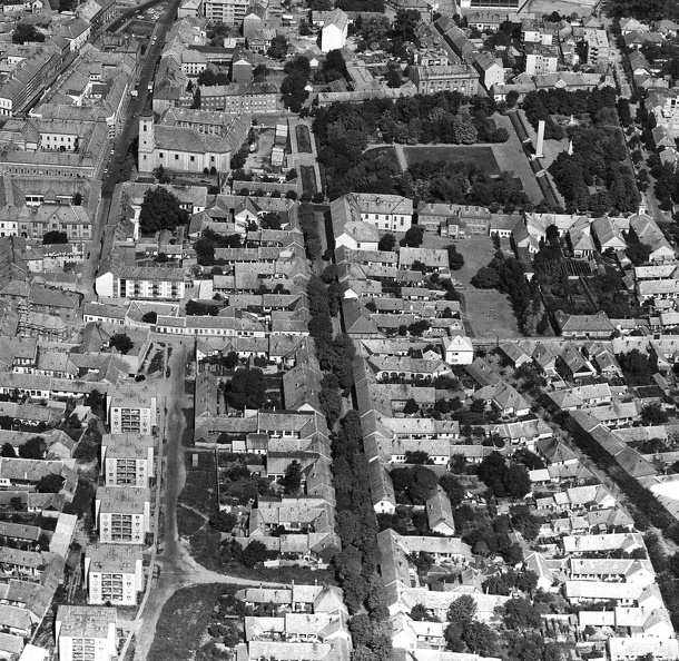 légifotó, középen a Szent Antal utca, jobbra fent a Déri-kert.