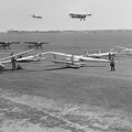 Rubik és PZL típusú vitorlázó repülőgépek, valamint PZL-101A Gawron típusú vontató-repülőgépek egy sportrepülőtéren.