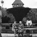 MTV Művészeti Magazin felvétele a Királyi Palota déli zárt udvarában. Kovalik Károly riporter és Borsos Miklós szobrászművész. Háttérben a szobrász 1968-ban alkotott műve a Virágidomú vízköpő.