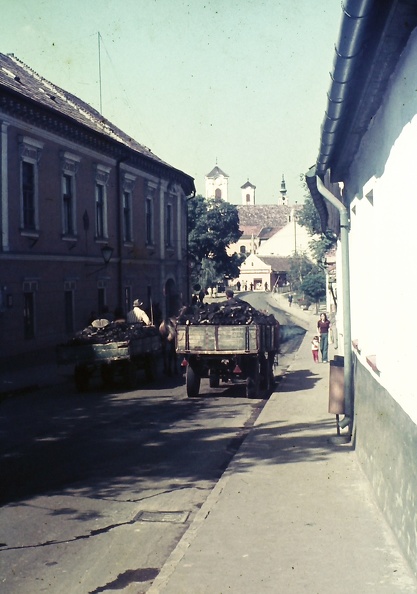 Kossuth Lajos utca, balra az egykori Pajor kúria, ma Ferenczy Múzeum.