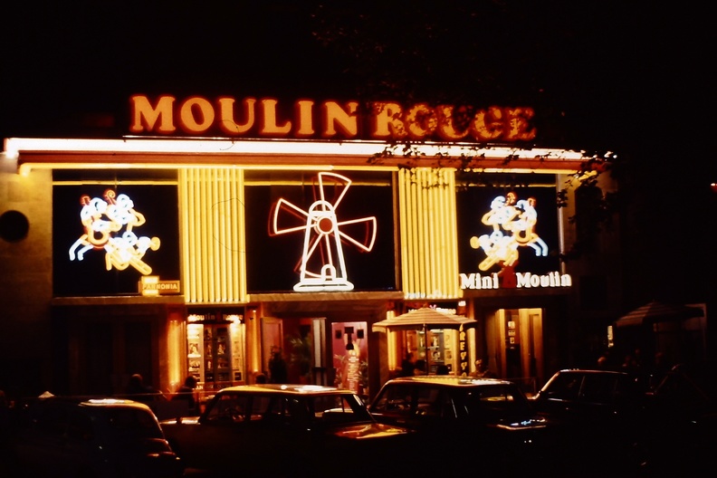 Nagymező utca 17. Moulin Rouge lokál.