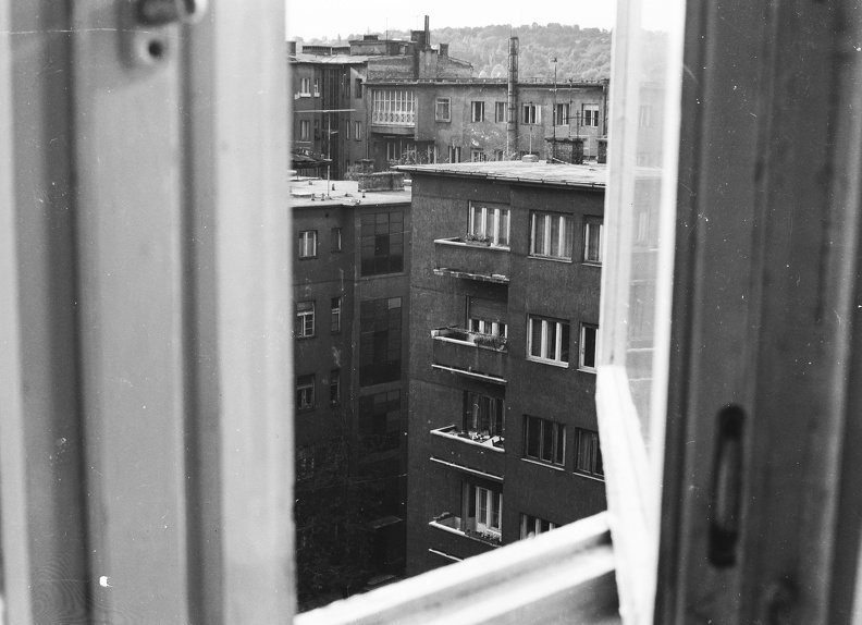 Lónyay (Szamuely) utca 44., az MHSZ lapok szerkesztősége, az ablakból a Gellért-hegy felé látni.