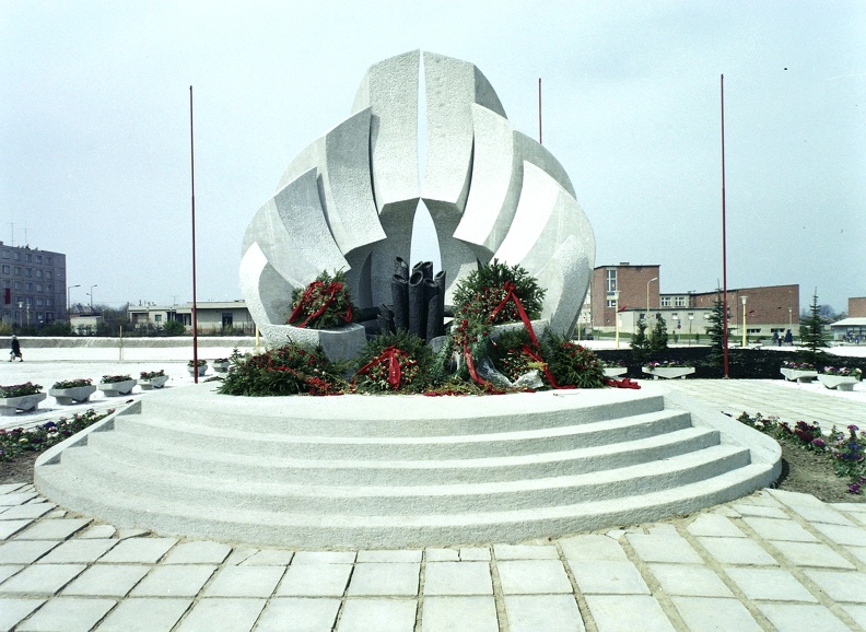 Szent István tér, Olajláng emlékmű (Rózsa Péter, 1975.).