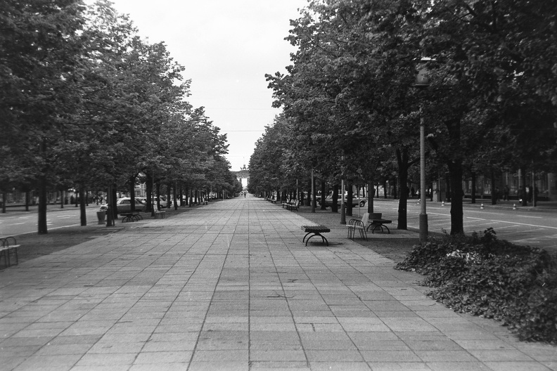 Kelet-Berlin, Unter den Linden, távolban a Brandenburgi kapu.