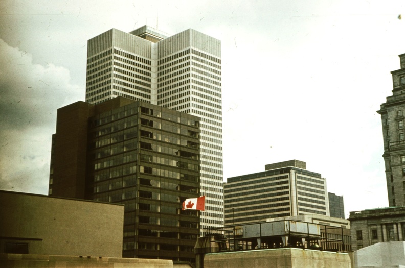 középen a Place Ville Marie (Royal Bank Tower) épület.