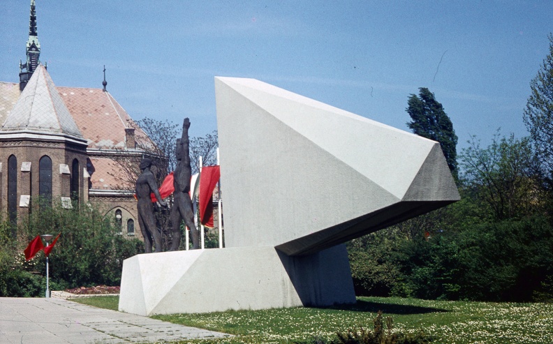 Béke tér, Felszabadulási emlékmű (id. Kalló Viktor, 1965.).